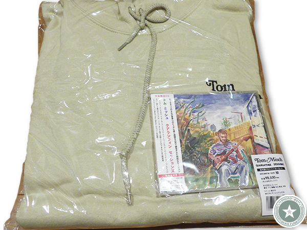 トム・ミッシュがロック・ダウン時に行ったYouTubeチャンネルでのセッションをおあとめた日本独自企画盤『Quarantine Sessions』のイメージ写真2枚目