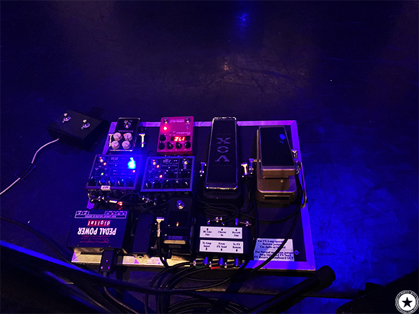 2022年6月14日（火）ビルボードライブ大阪でラリー・カールトンの来日公演で使っていたエフェクターボードの写真1枚目
