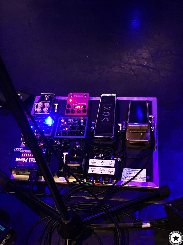 2022年6月14日（火）ビルボードライブ大阪でラリー・カールトンの来日公演で使っていたエフェクターボードの写真2枚目